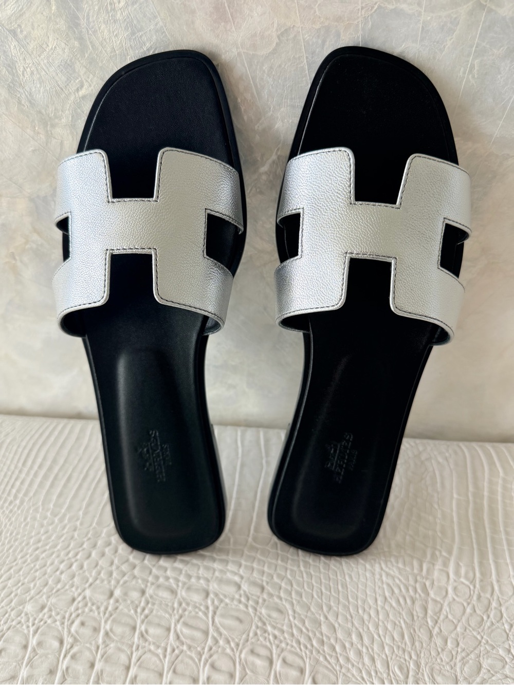 BNIB HERMES ORAN SANDALS Size 40, slides silver metallic goatskin leather. - Picture 6 of 13